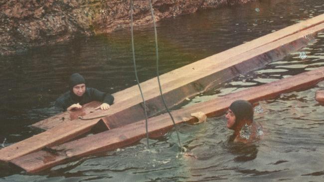 Divers with timber from the Star Kerry. Courtesy Graham Todd