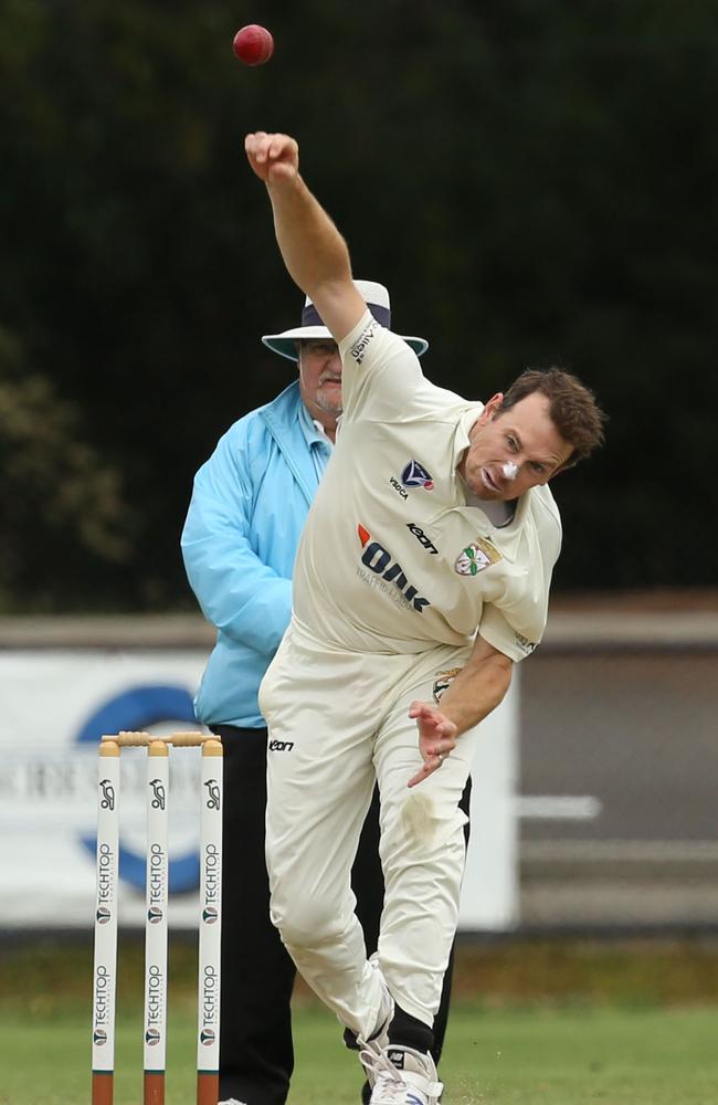 Michael Splatt bowling for Oakleigh. Picture: Stuart Milligan