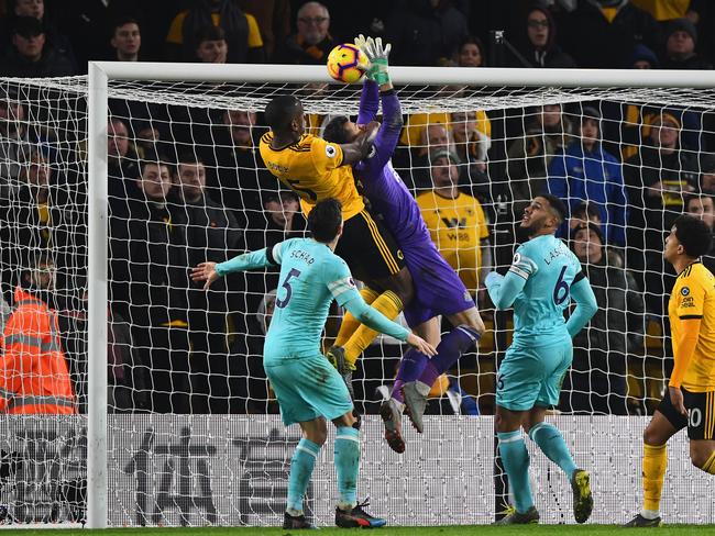 WOLVERHAMPTON, ENGLAND - FEBRUARY 11:  Willy Boly of Wolverhampton Wanderers outjumps goalkeeper Martin Dubravka of Newcastle United as he scores his team's first goal during the Premier League match between Wolverhampton Wanderers and Newcastle United at Molineux on February 11, 2019 in Wolverhampton, United Kingdom.  (Photo by Stu Forster/Getty Images)