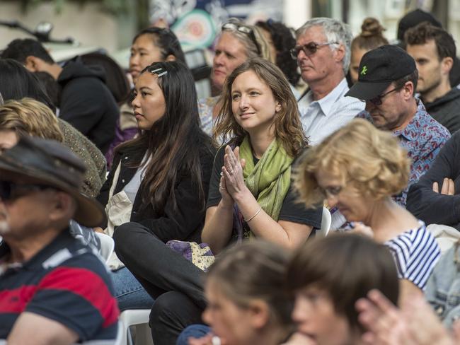 Crowds applaud a performance during the 2019 Manly Jazz festival. (AAP IMAGE / Troy Snook)