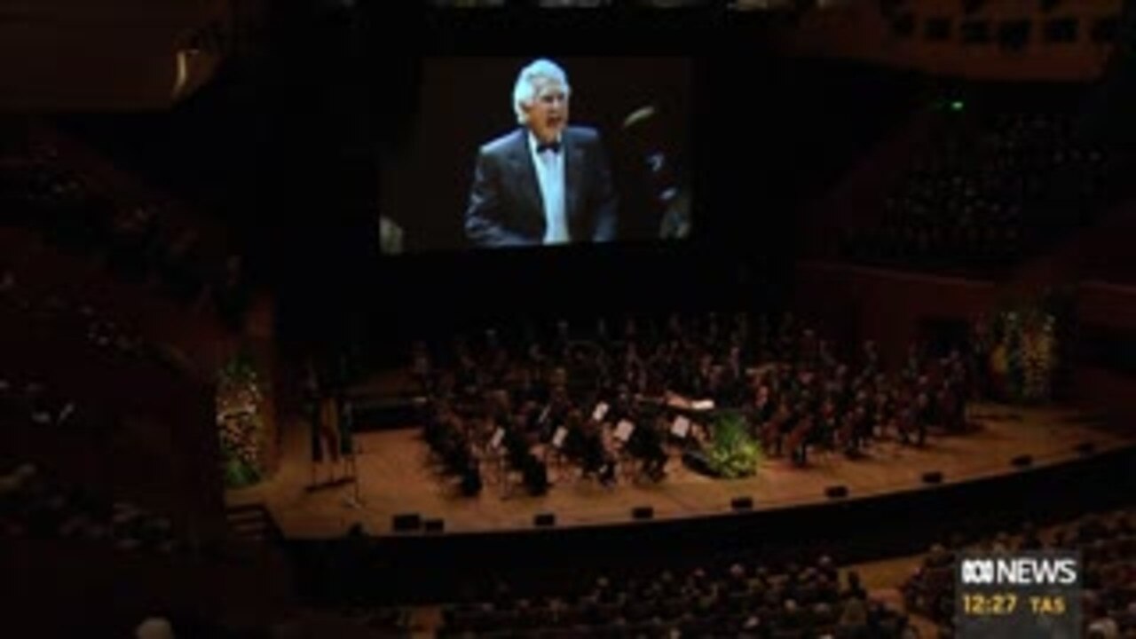 Bob Hawke conducts the Sydney Philharmonia Choirs at his memorial.