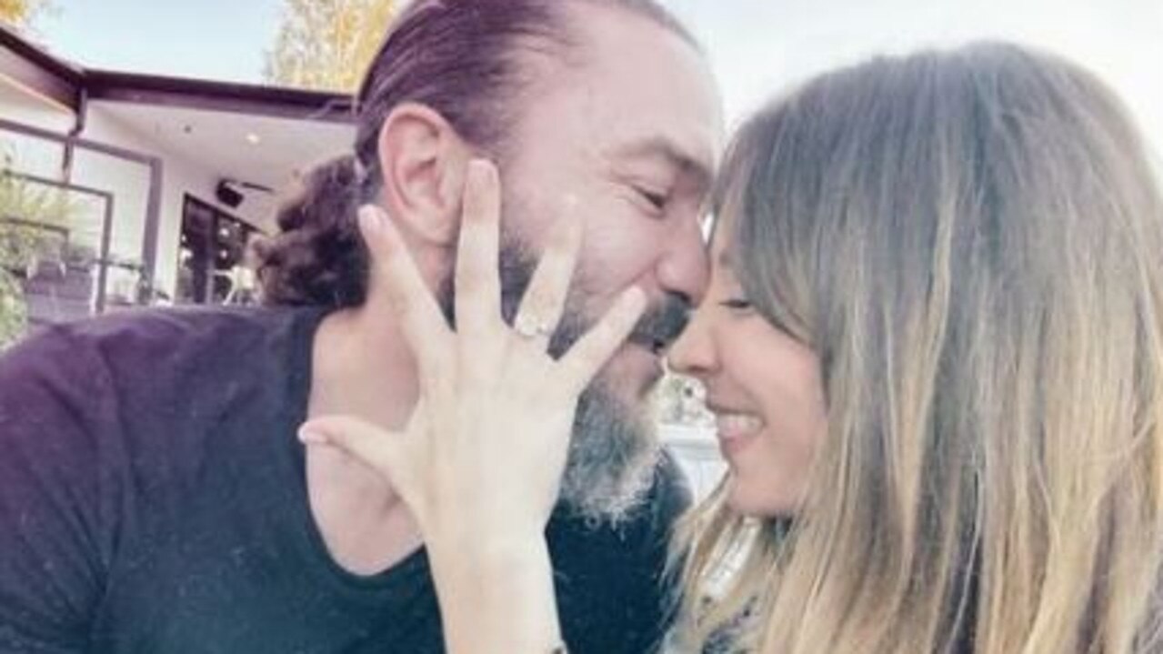 Kaley Cuoco has announced she is engaged to actor Tom Pelphrey.