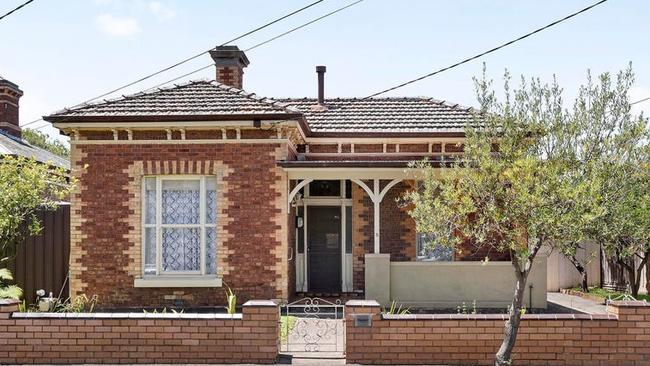 A retro Moonee Ponds house for sale for the first time in 60 years scored a huge result under the hammer.