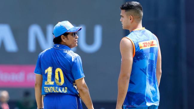 Sachin Tendulkar and his son. Picture: Twitter/@sachin_rt