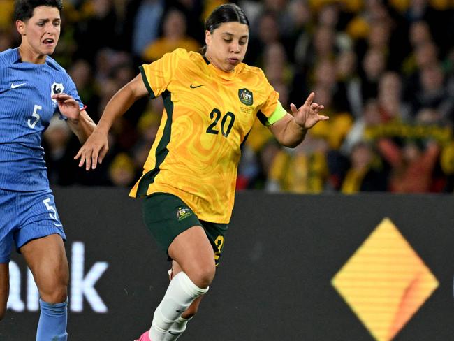 France's Ãlisa De Almeida (L) and Australia's Sam Kerr (R) fight for the ball during the international friendly football match between Australia and France in Melbourne on July 14, 2023. (Photo by William WEST / AFP) / --IMAGE RESTRICTED TO EDITORIAL USE - STRICTLY NO COMMERCIAL USE--