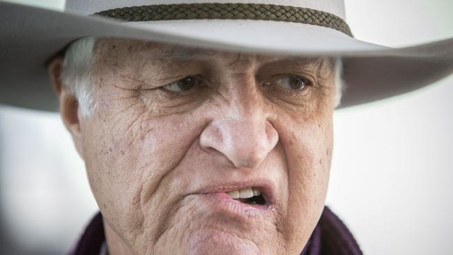 Federal MP Bob Katter enters the Brisbane court where the royal commission is conducting its hearings. Pic: AAP