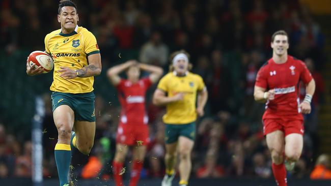 Israel Folau races away to score his second try for the Wallabies.