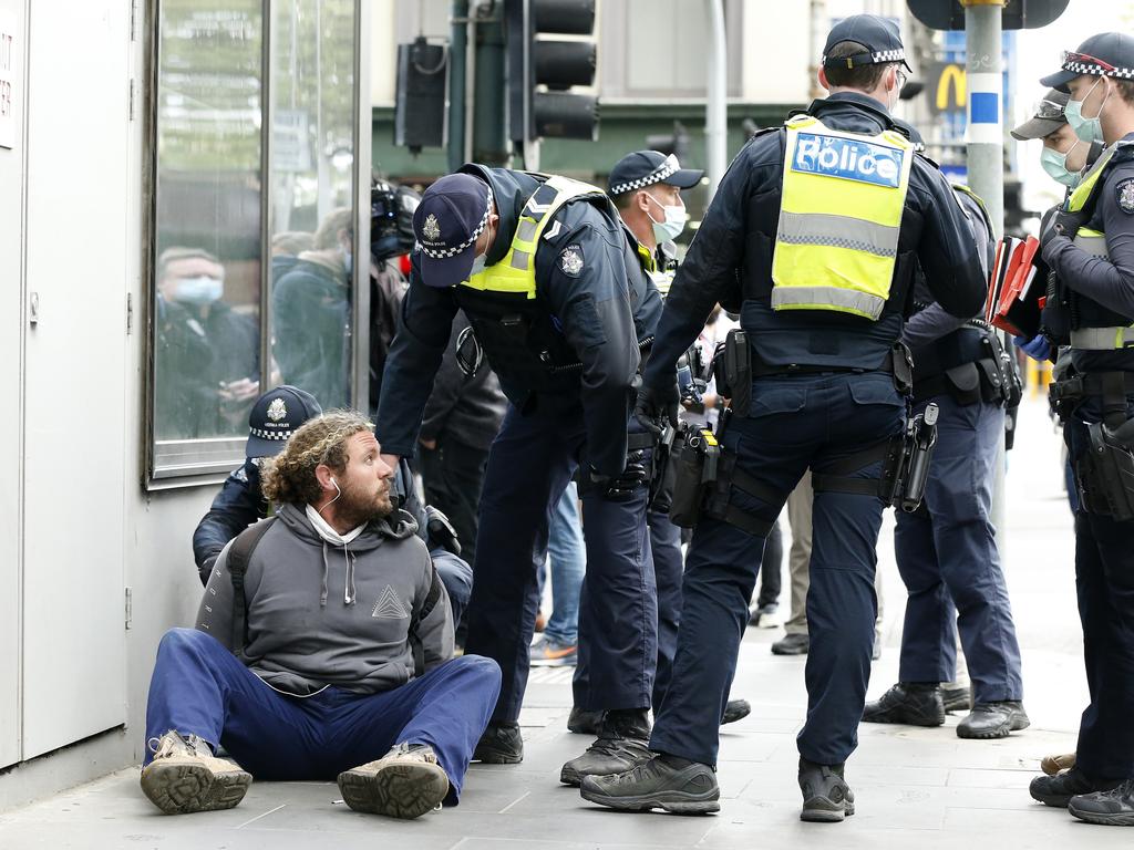 Melbourne Tradie Protests: Wild Scenes At Melbourne Anti-vax Protest ...