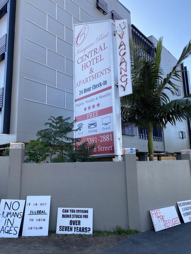 Protesters outside a Kangaroo Point Hotel housing refugees. Pic Peter Wallis