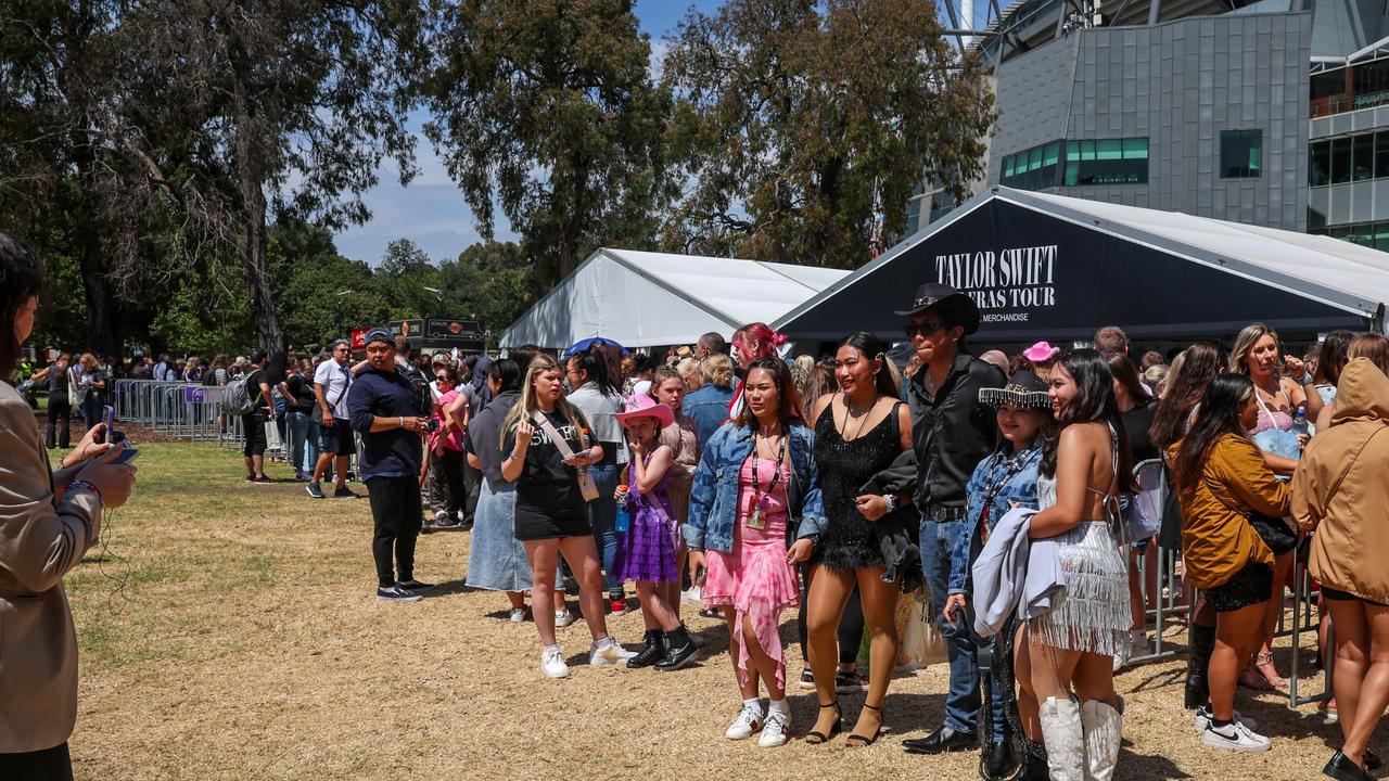 Taylor Swift fans pose for selfies. Picture: Asanka Ratnayake/Getty Images