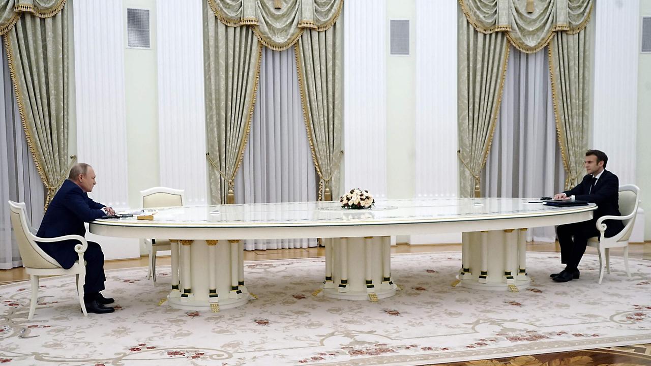 Poutine, Macron réunis autour d’une table géante : Pourquoi la distance expliquée