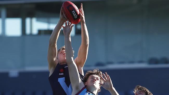 Fischer McAsey flies above a pack to reel in a mark for Vic Metro.