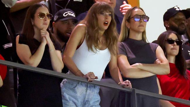 NEW ORLEANS, LOUISIANA - FEBRUARY 09: (L-R) Ashley Avignone, Alana Haim, Ross Travis, Taylor Swift, Este Haim, and Danielle Haim attend Super Bowl LIX at Caesars Superdome on February 09, 2025 in New Orleans, Louisiana. (Photo by Gregory Shamus/Getty Images)