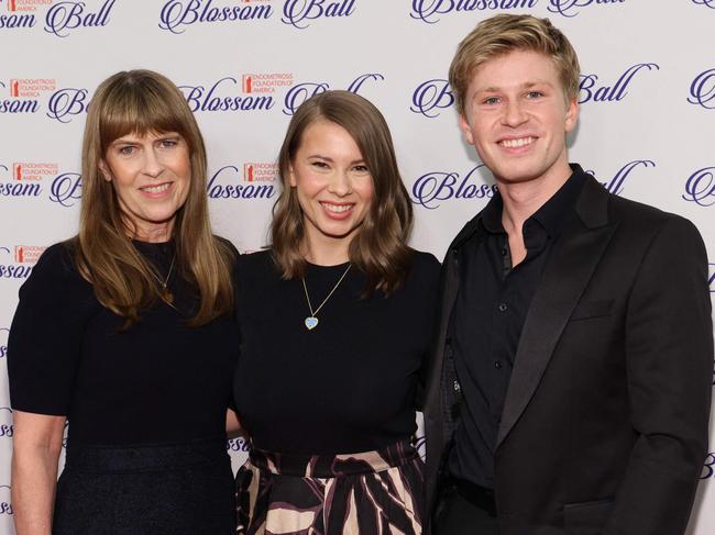 NEW YORK, NEW YORK - MAY 03: (L-R) Terri Irwin, Bindi Irwin and Robert Irwin attend the 12th Annual Endometriosis Foundation of America's Blossom Ball at Gotham Hall on May 03, 2024 in New York City.   Dia Dipasupil/Getty Images/AFP (Photo by Dia Dipasupil / GETTY IMAGES NORTH AMERICA / Getty Images via AFP)