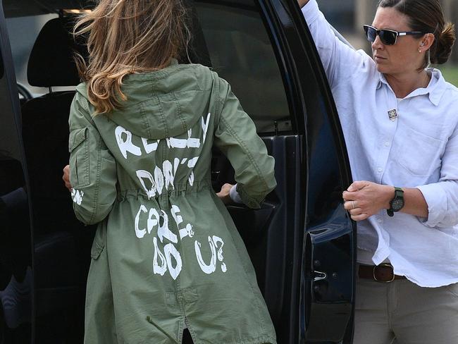 US First Lady Melania Trump departs Andrews Air Rorce Base in Maryland June 21, 2018 wearing a jacket emblazoned with the words "I really don't care, do you?" following her surprise visit with child migrants on the US-Mexico border.  / AFP PHOTO / MANDEL NGAN