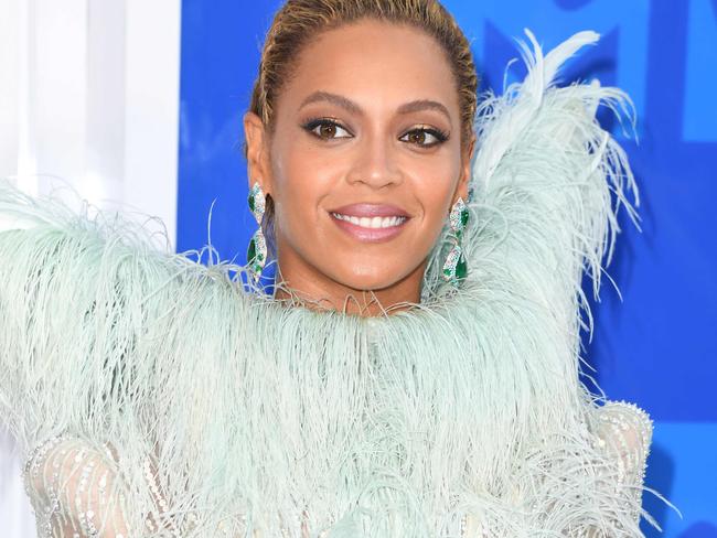 Beyonce arrives for the 2016 MTV Video Music Awards on August 28, 2016 at Madison Square Garden in New York. / AFP PHOTO / Angela Weiss