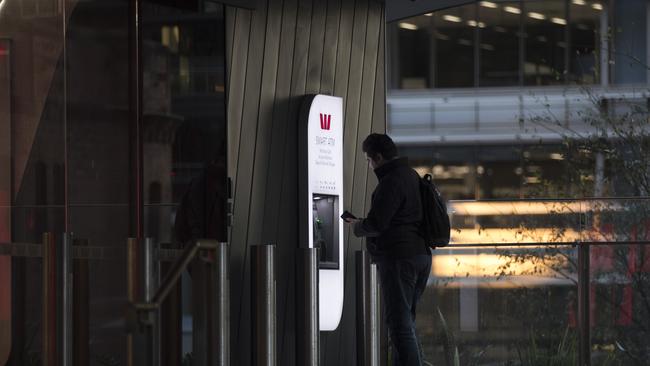 As official rates have climbed the big banks are capitalising on the moves given they pass on hikes to mortgage customers but hold quite a lot back from depositers and savers. Picture: Brent Lewin/Bloomberg