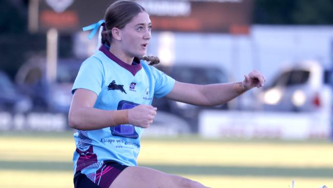 Torah Luadaka kicking for goal for Keebra Park SHS - Photo Steve Pohlner