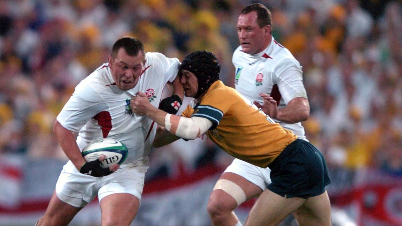 England's Steve Thompson (left) during the 2003 Rugby World Cup final against Australia. (AAP Image/Dave Hunt)