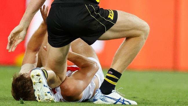 Tom Lynch’s knee comes into contact with grounded Saint Dougal Howard.