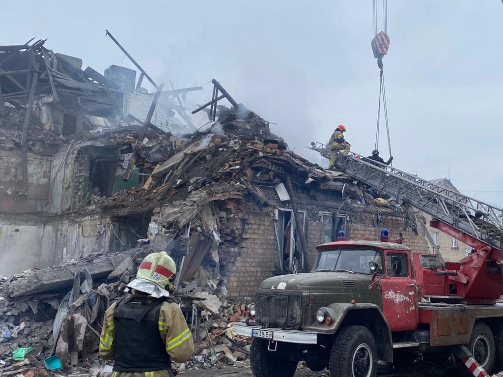 Rescuers work on the site of a residential building hit by a Russian missile, in Novohrodivka, Donetsk region. (Photo by Handout / THE STATE EMERGENCY SERVICE OF UKRAINE / AFP)