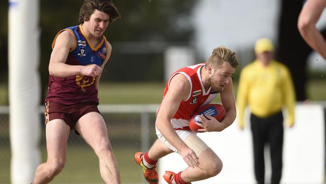 Sorrento's Leigh Poholke marks in front on his way to seven goals. Photo Christopher Chan.