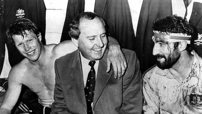 Alan Jones flanked by captain Nick Farr-Jones (L) &amp; Peter Grigg during his Wallabies coaching days in 1986.