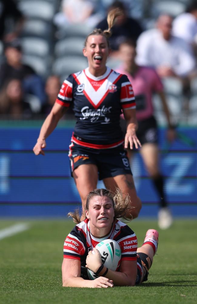 Jessica Sergis of the Roosters dives over to score a try. Picture: Getty Images