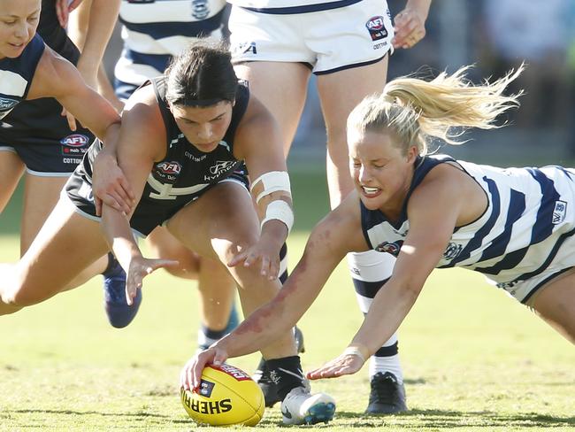 GEELONG, AUSTRALIA - FEBRUARY 23: Madison Prespakis of Carlton and Jordan Ivey of Geelong compete for the ball during the round 4 AFLW match between the Geelong Cats and Carlton at GMHBA Stadium on February 23, 2019 in Geelong, Australia. (Photo by Darrian Traynor/Getty Images)