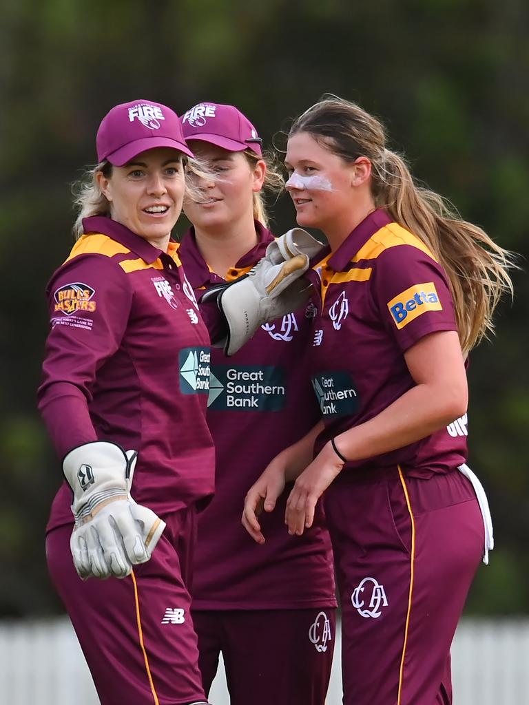 GOLD COAST, AUSTRALIA - OCTOBER 01: Queensland Fire celebrate a wicket during the WNCL match between Queensland and the Australian Capital Territory at Bill Pippen Oval, on October 01, 2022, in Brisbane, Australia. (Photo by Albert Perez/Getty Images)