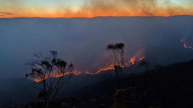 The Ruined Castle bushfire as seen from the Three Sisters overnight. Photo by Jan Keeley.