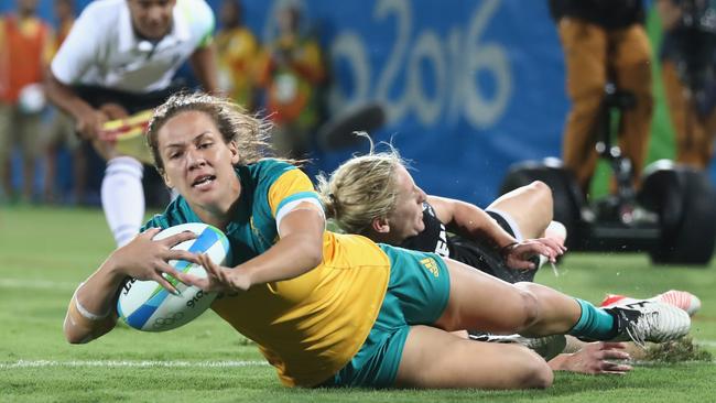 RIO DE JANEIRO, BRAZIL — AUGUST 08: Evania Pelite of Australia scores a try against Kelly Brazier of New Zealand during the Women's Gold Medal Rugby Sevens match between Australia and New Zealand on Day 3 of the Rio 2016 Olympic Games at the Deodoro Stadium on August 8, 2016 in Rio de Janeiro, Brazil. (Photo by Alexander Hassenstein/Getty Images)