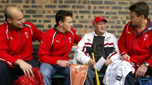 Swans supporter Tony Silich celebrates his 90th birthday at Bronte Beach with Paul Roos Jared Crouch and Matthew Nicks in 2004. Photo: Marc McCormack