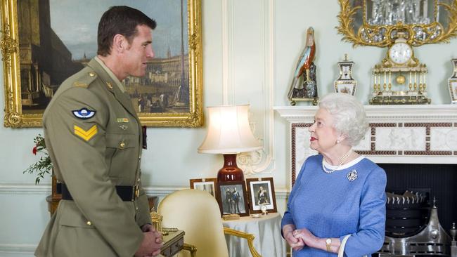 Corporal Roberts-Smith meets with the Queen.