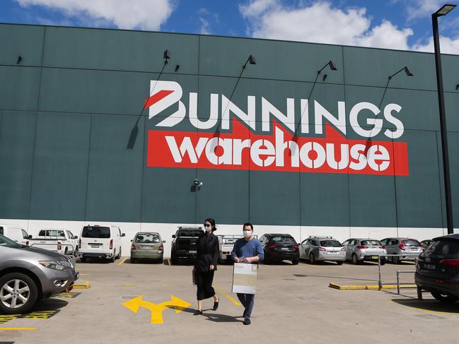 SYDNEY, AUSTRALIA - NewsWire Photos, SEPTEMBER, 27 2021: People are seen at Bunnings in Alexandria as Covid-19 restrictions ease in Sydney. Picture: NCA NewsWire / Gaye Gerard