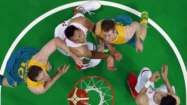 An overview shows (Clockwise from L) Australia's forward Cameron Bairstow, China's forward Yi Jianlian, Australia's power forward Brock Motum and China's centre Zhou Qi eye a rebound during a Men's round Group A basketball match between China and Australia at the Carioca Arena 1 in Rio de Janeiro on August 12, 2016 during the Rio 2016 Olympic Games. / AFP PHOTO / POOL / Jim YOUNG