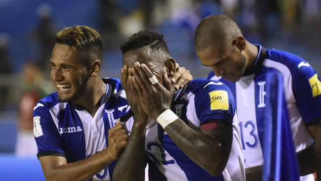 Honduras' Romell Quioto (C) celebrates with teammates after scoring against Mexico.