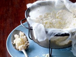 Don’t stir it too much as this toughens the ricotta.