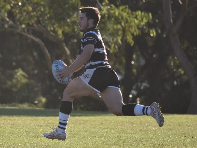 Evan Manning runs the ball. Picture: Sean Teuma/NewsLocal