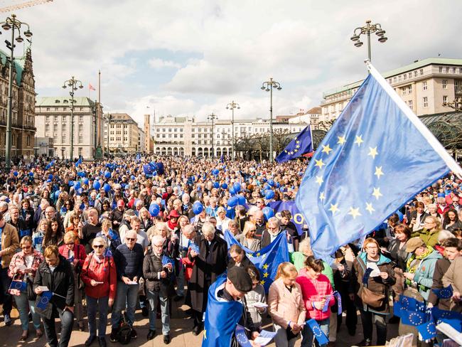 Participants of a "Pulse of Europe" rally hold the European flag on April 2, 2017 in Hamburg, northern Germany. So-called Pulse of Europe rallies are taking place in many cities every Sunday in support of the European project, buffeted by Brexit and anti-EU parties in France, the Netherlands, Italy and Austria. / AFP PHOTO / dpa / Daniel Bockwoldt / Germany OUT