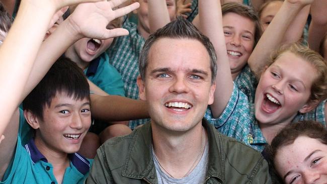 Byron Shire author Tristan Bancks with Class 6, Emanuel Anglican College, Ballina, in 2015. Photo: Claire Atkins Photo Contributed