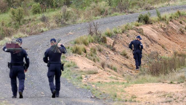 SYDNEY, AUSTRALIA – NewsWire Photos FEBRUARY 26, 2024: Police searching a property off Hazelton Road in Bungonia on Monday. Picture: NCA NewsWire / Damian Shaw