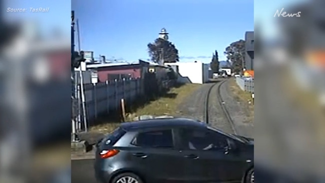 NEAR MISS: Dash cam footage of trains close call with motorists and cyclist (2022)