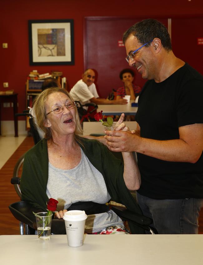 Patient Carolyn Lee receives a rose from Michael Rubinstein.