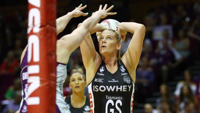 Caitlin Thwaites of the Magpies shoots during her team’s clash with the Queensland Firebirds.