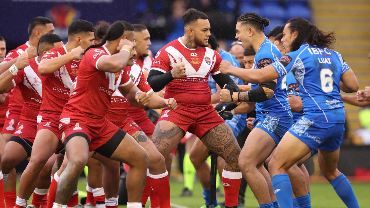 Players of Tonga perform the Sipi Tau and Players of Samoa perform the Siva Tau ahead of the Rugby League World Cup Quarter Final match between Tonga and Samoa at The Halliwell Jones Stadium on November 06, 2022 in Warrington, England. (Photo by Alex Livesey/Getty Images for RLWC)