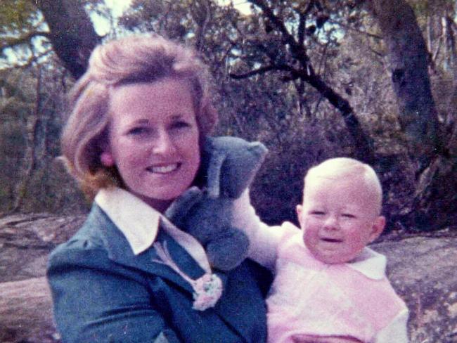 1978 : Lyn Dawson (nee Simms) with daughter at her Bayview home in 1978 copy photo, missing since 1982 with police suspicious of husband Chris. NSW / Crime / Murder