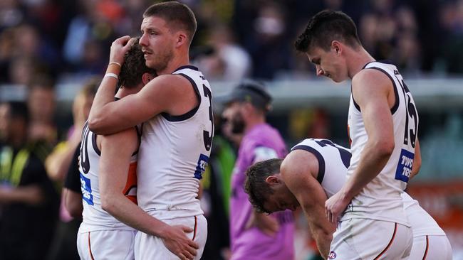 Adam Tomlinson and his dejected Giants teammates after the siren on Saturday. Picture: AAP Image/Michael Dodge