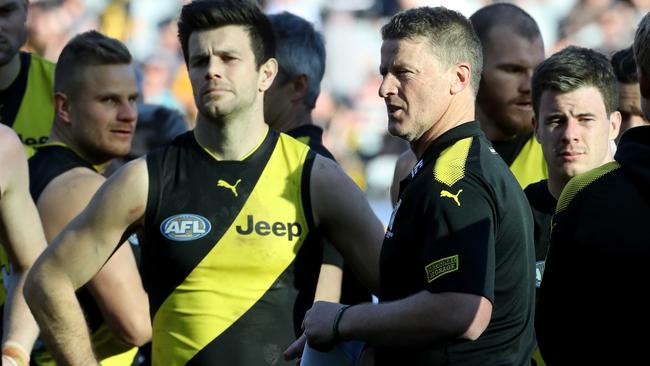 Trent Cotchin and Damien Hardwick chat at three-quarter time.