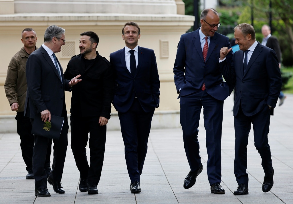 Ukraine says will meet Russia for talks if it agrees to ceasefire